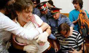 Voina-protesters-struggle-007.jpg